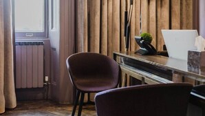 A room with a wooden desk, a laptop, a lamp, and a chair. - Arbor Hyde Park (London)