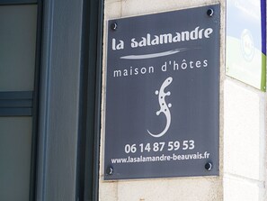 A sign for 'la salamandre maison d'hotes' with a phone number and website. - La Salamandre (Beauvais)