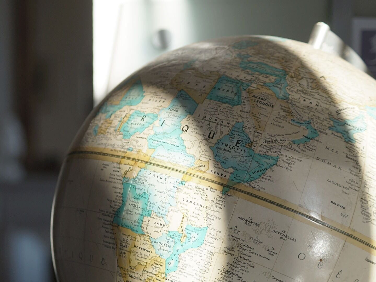 Un globe terrestre présentant les continents et les frontières des pays.