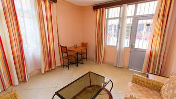 Executive-Doppelzimmer | Wohnbereich | Flachbildfernseher