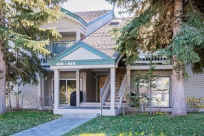 Condo, 2 Bedrooms (Snowcreek #613 Phase IV) | Front of property - Snowcreek 613 Phase IV (Mammoth Lakes)