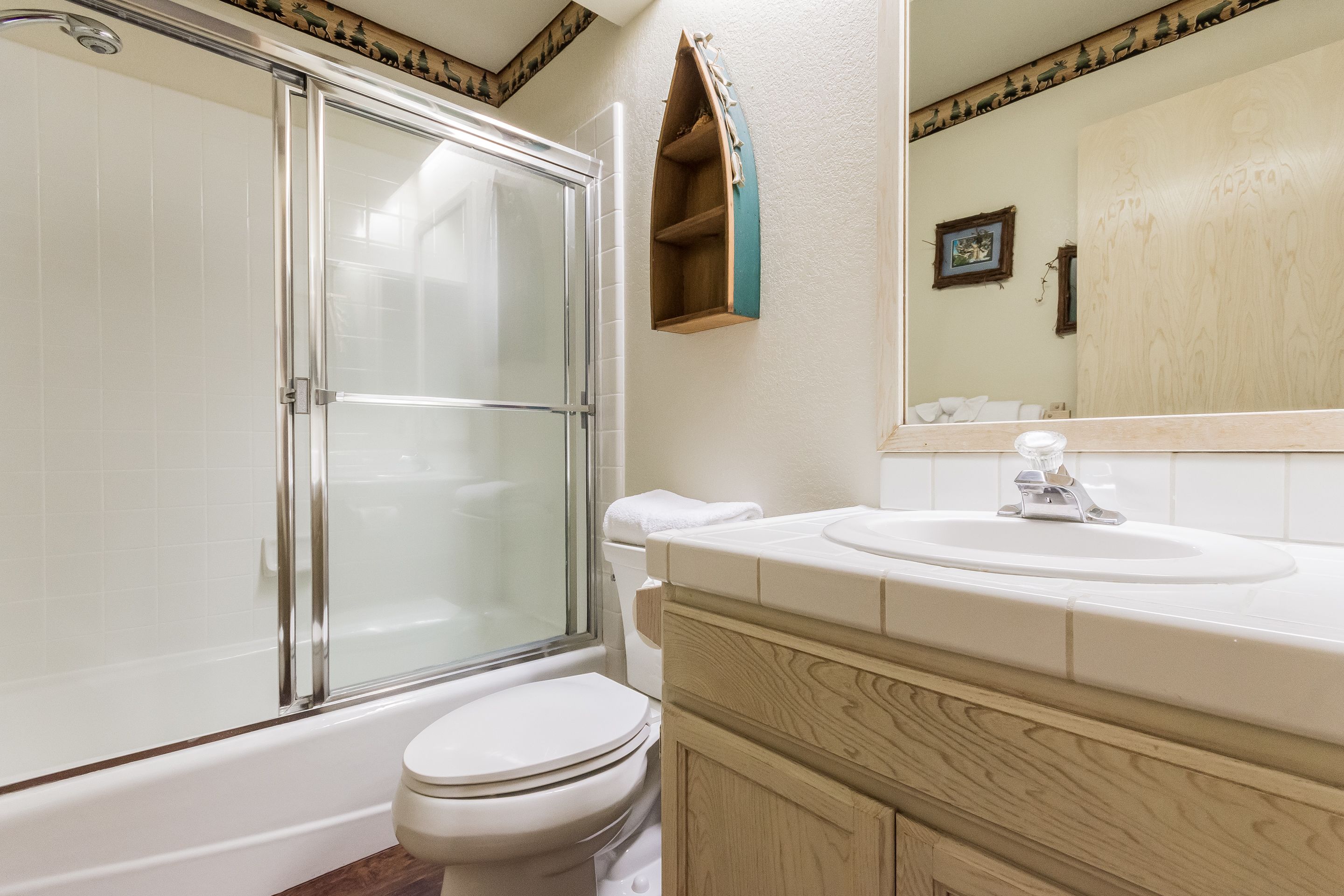 コンドミニアム 2 ベッドルーム (Snowcreek #613 Phase IV) | バスルーム | シャワー、バスアメニティ (無料)、ヘアドライヤー、シャンプー