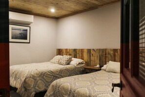 Design Double Room, 2 Double Beds | Iron/ironing board, free WiFi, bed sheets