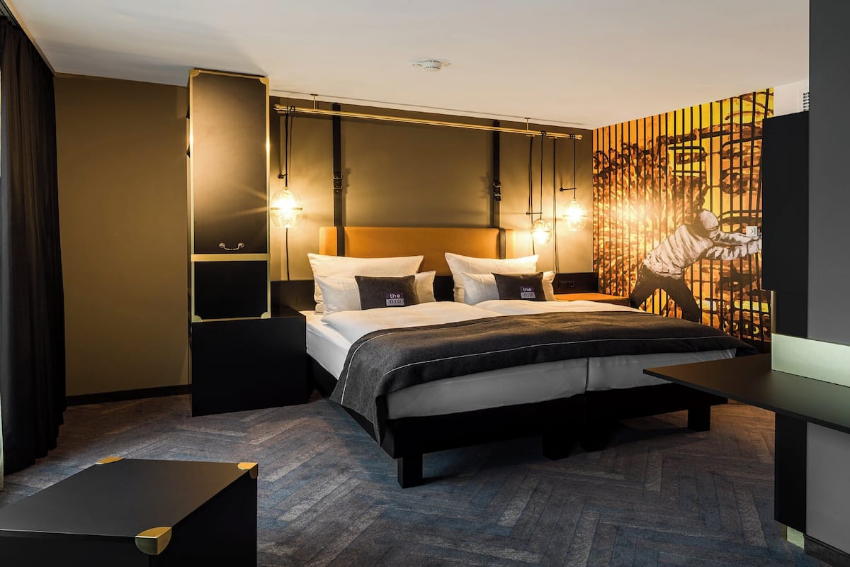 premium room, 1 queen bed | in-room safe, soundproofing, rollaway beds, free wifi