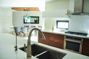 House, 4 Bedrooms | Private kitchen | Full-size fridge, microwave, oven, stovetop - Casa loma dorada (Ensenada)