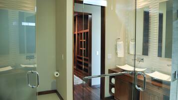 Casa, 4 habitaciones | Baño | Regadera, amenidades de baño gratuitas, toallas