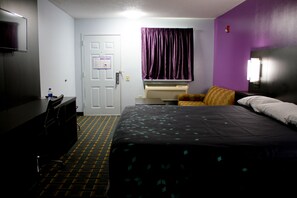 Desk, iron/ironing board, free WiFi, bed sheets - Kings Inn (Rome)