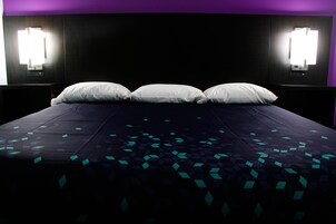 Escritorio, tabla de planchar con plancha, wifi gratis y ropa de cama 