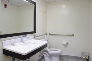 Bañera con ducha, artículos de tocador gratuitos, toallas