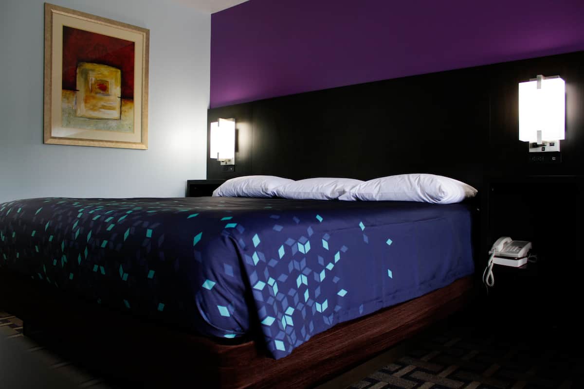 Habitación individual estándar, 1 cama de matrimonio grande | Escritorio, tabla de planchar con plancha, wifi gratis y ropa de cama