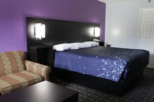 Escritorio, tabla de planchar con plancha, wifi gratis y ropa de cama 