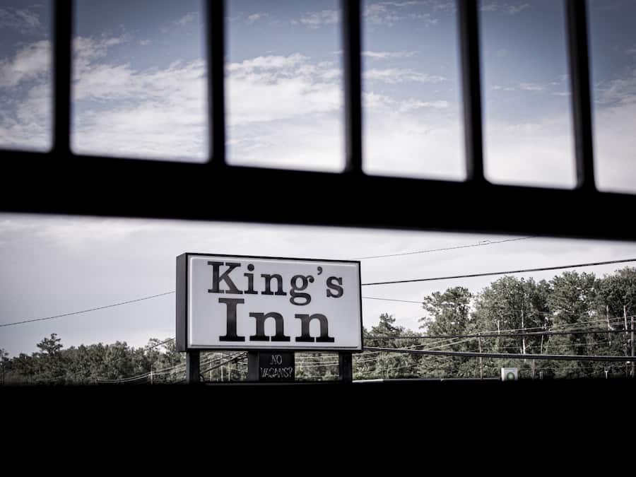 Voorkant accommodatie - avond/nacht