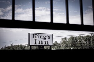 Fachada de la propiedad por la tarde o noche