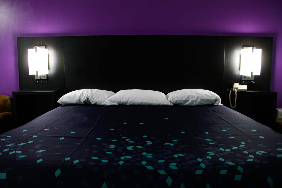 Chambre simple Standard, 1 très grand lit, accessible aux personnes à mobilité réduite | Bureau, fer et planche à repasser, accès au Wi-Fi (inclus)