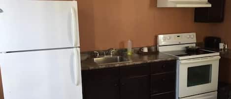 Junior Suite, 1 Queen Bed, Kitchen | Private kitchen | Fridge, microwave
