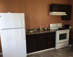 Junior Suite, 1 Queen Bed, Kitchen | Private kitchen | Fridge, microwave - Ashern Motor Hotel (Ashern)