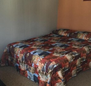 Standard Room, 1 Queen Bed | Free WiFi, bed sheets