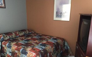 Junior Suite, 1 Queen Bed, Kitchen | Free WiFi, bed sheets