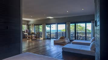 Minibar y caja de seguridad en la habitación