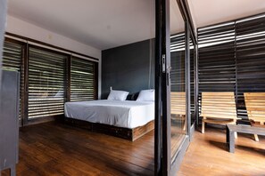 迷你吧、客房内保险箱、熨斗/熨板、免费 WiFi