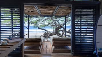 Minibar y caja de seguridad en la habitación