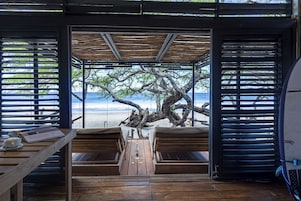 Quarto design, vista para o oceano | Frigobar, cofres nos quartos, ferros/tábuas de passar roupa