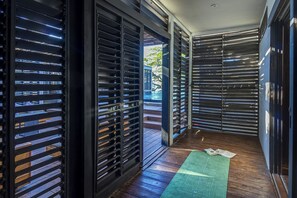 经济客房, 私人浴室, 部分海洋景观 | 迷你吧、客房内保险箱、熨斗/熨板、免费 WiFi