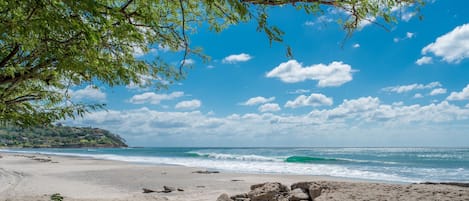 En la playa y surf 