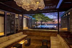 室外游泳池，日光浴躺椅