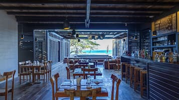 Se sirven desayunos, almuerzos y cenas; cocina internacional