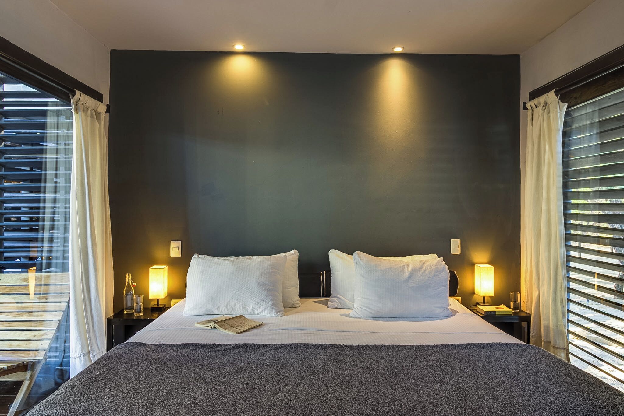 Rom – comfort, privat bad, delvis havutsikt | Minibar, safe på rommet, strykejern/-brett og wi-fi (inkludert)