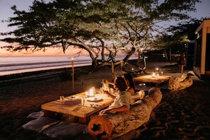 供应早餐、午餐和晚餐，国际美食