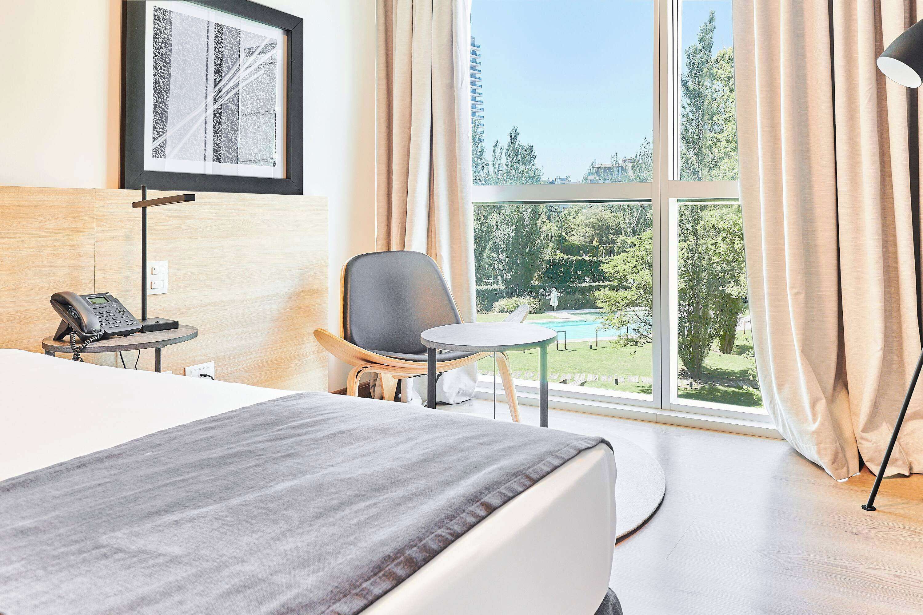 Minibar, caja de seguridad en la habitación y escritorio 