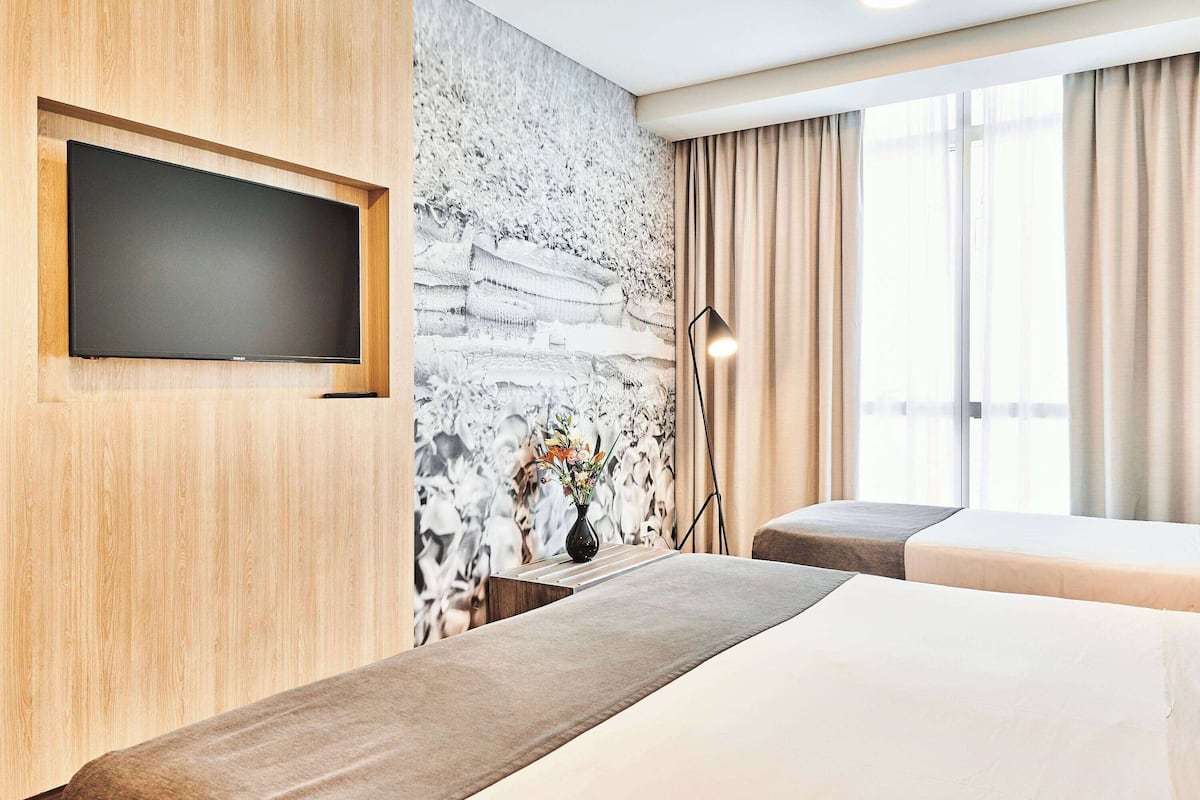 classic triple room, 3 single beds | minibar, in-room safe, desk, blackout curtains