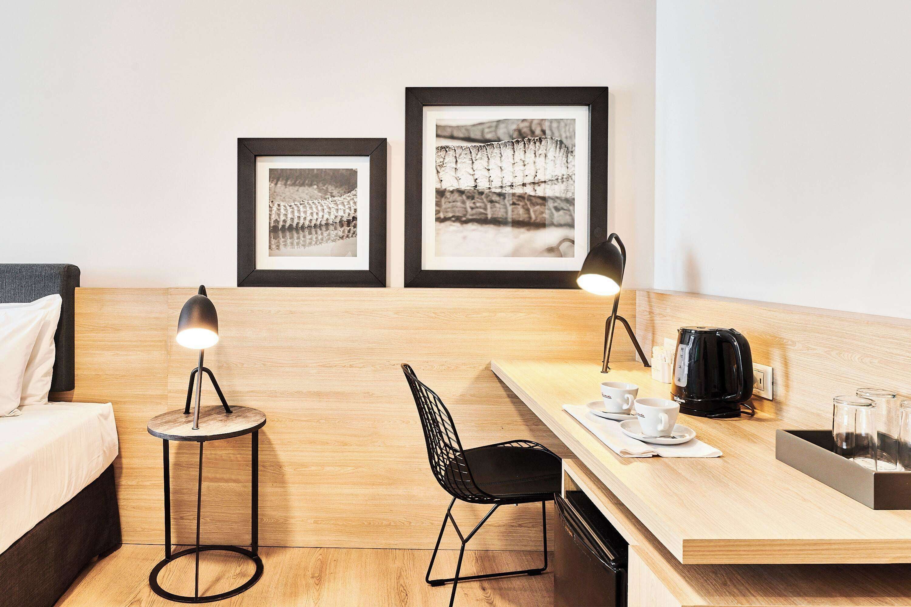 Habitación clásica, 1 cama King size | Minibar, caja de seguridad en la habitación y escritorio 