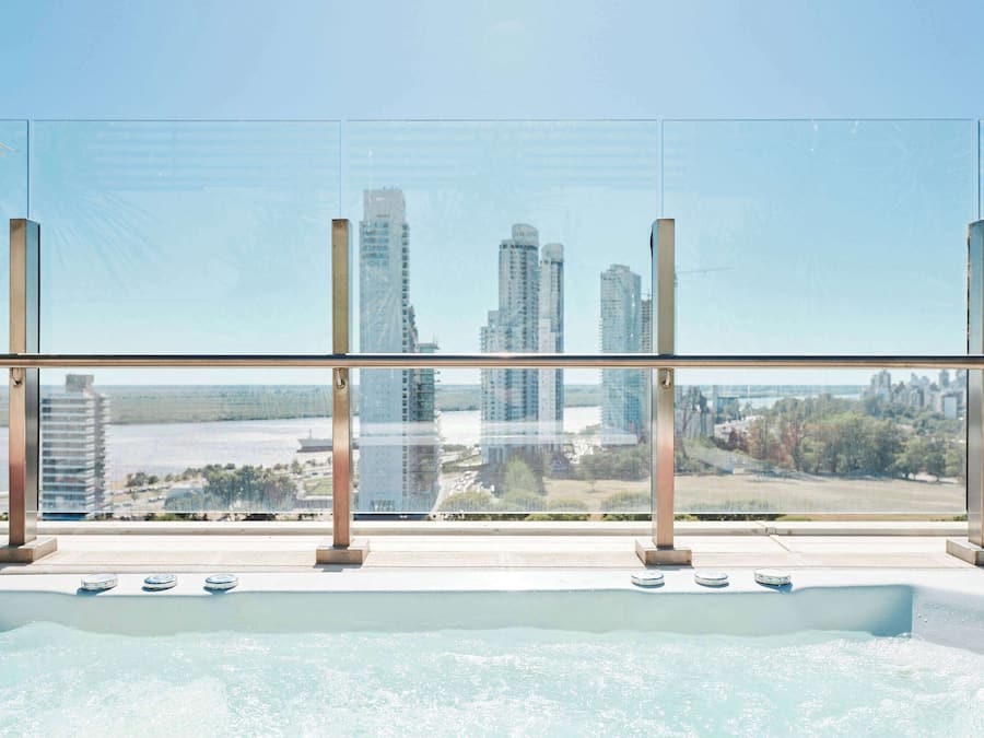 Piscine extérieure, chaises longues