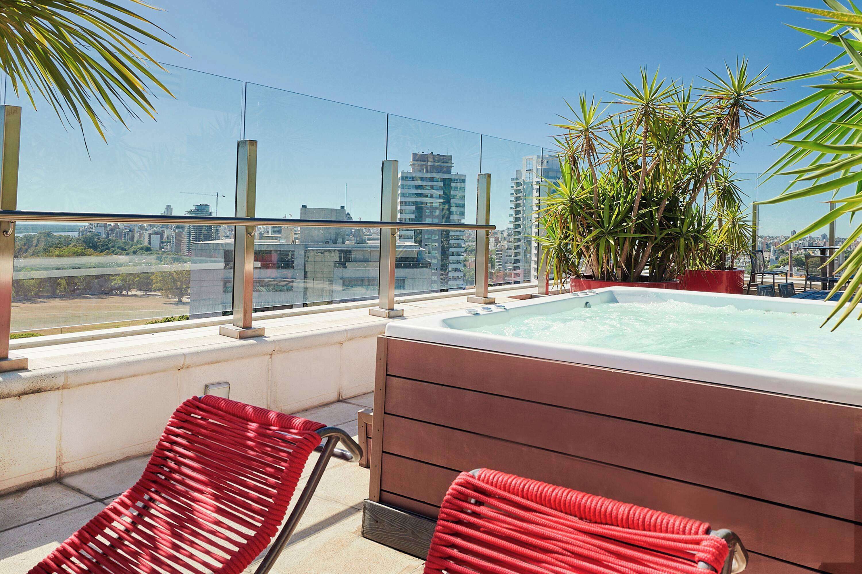 Una piscina al aire libre, sillones reclinables de piscina