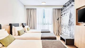 Minibar, caja de seguridad en la habitación y escritorio