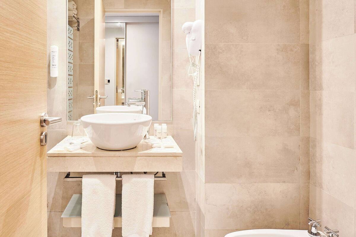 deep-soaking bathtub, free toiletries, hair dryer, towels