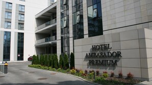 Un edificio moderno con un letrero que dice "HOTEL AMBASADOR PREMIUM".