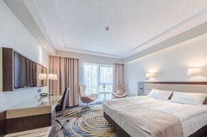 Cofres nos quartos, escrivaninha, quartos à prova de som