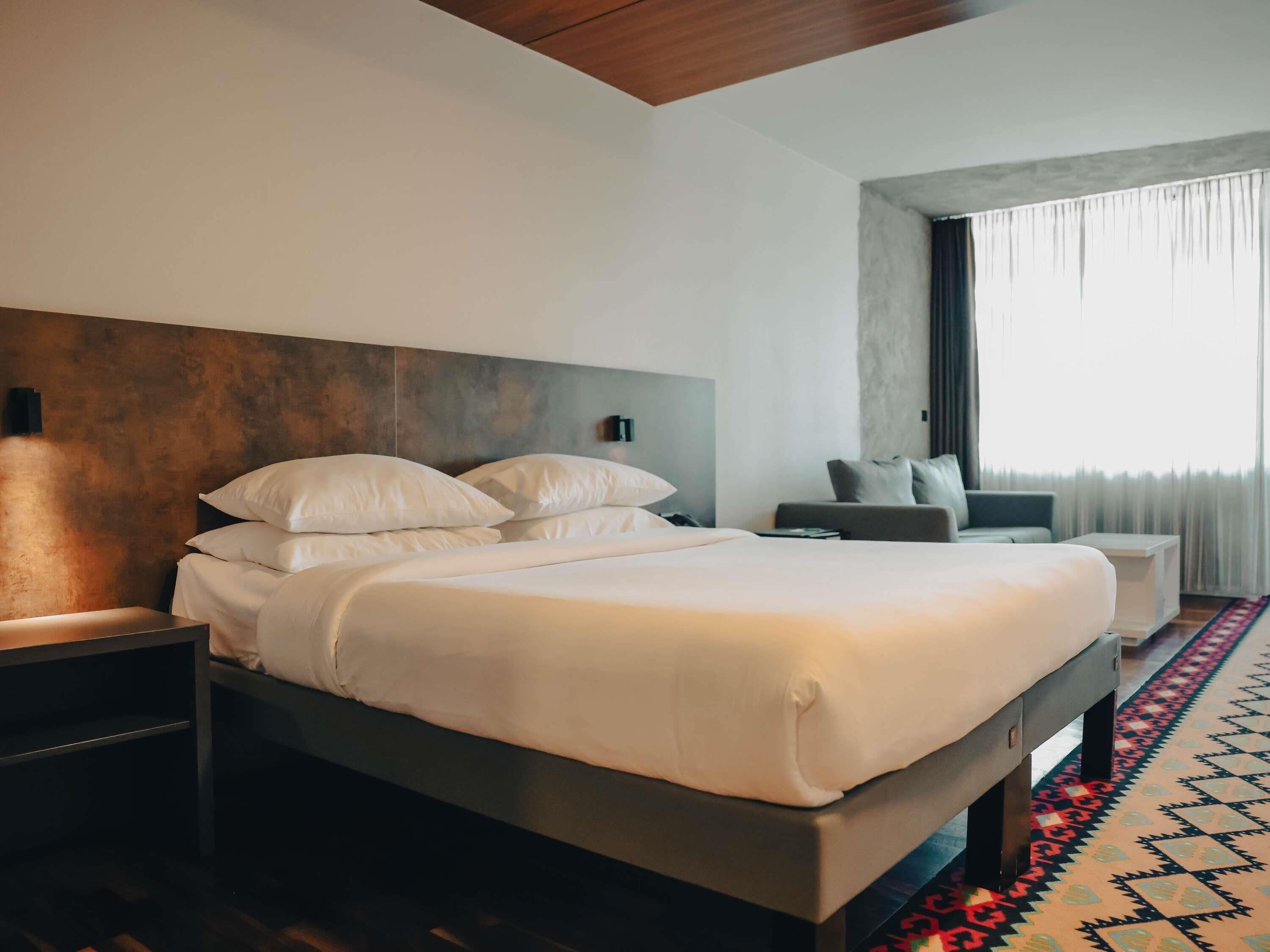 ملاءات للفراش لا تسبب الحساسية وميني بار ومكتب وستائر تعتيم