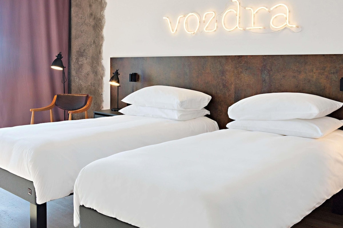 standard twin room, 2 single beds | hypo-allergenic bedding, minibar, desk, blackout curtains