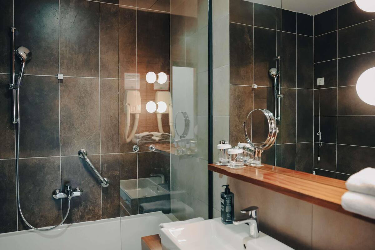 hypo-allergenic bedding, minibar, desk, blackout curtains