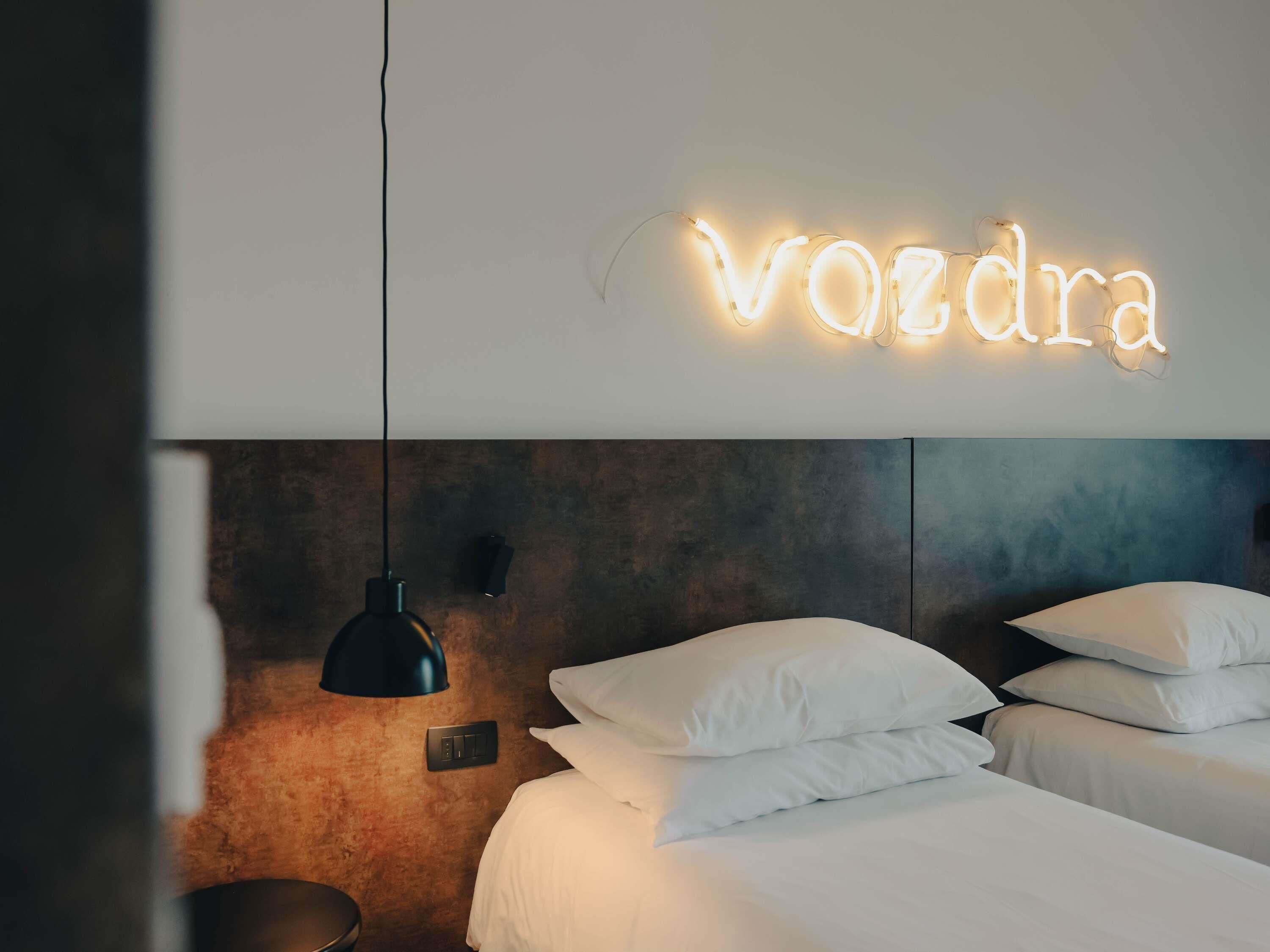 标准双床房, 2 张单人床 | 防过敏的被褥、迷你吧、办公桌、遮光窗帘