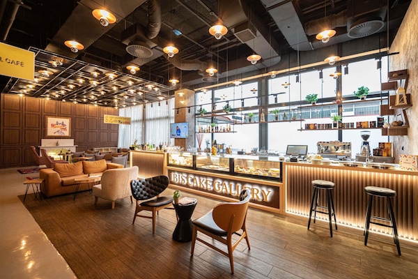 2 bars/lounges
