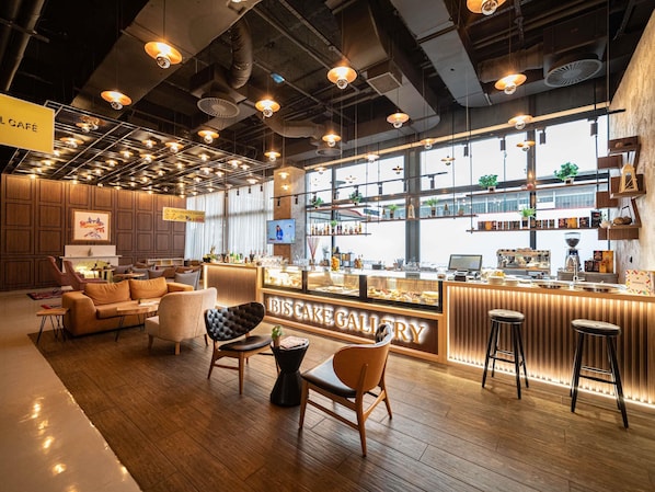 2 Bars/Lounges