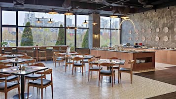 2 Restaurants; Mittagessen und Abendessen werden serviert