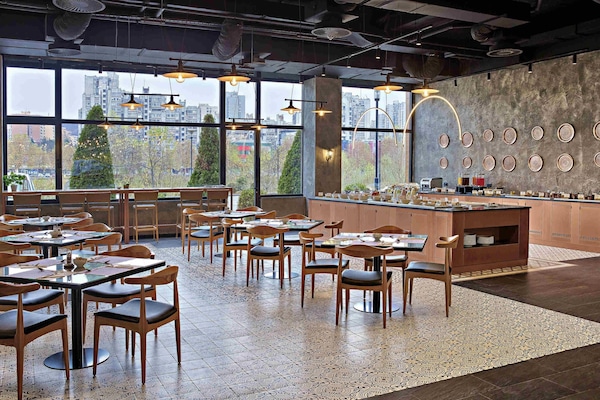 2 restaurants; ze serveren er lunch en diner