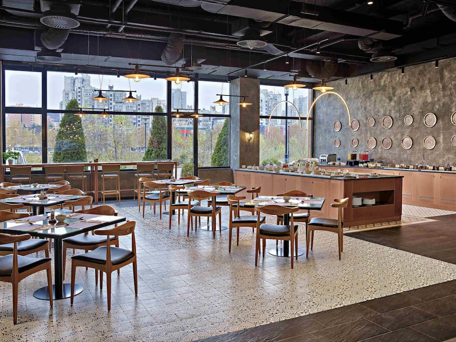 2 restaurants; lunch and dinner served